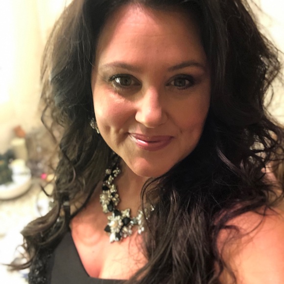 Meet your Posher, Heather - Picture 1 of 2